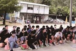 Hơn 370 học sinh ở Trung Quốc bị phạt quỳ tập thể vì làm ồn