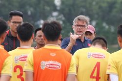 Nhận 'bão chê', HLV Troussier lùi một bước để vượt qua cái bóng quá lớn của thầy Park