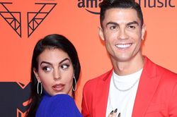 Cristiano Ronaldo trổ tài ca hát, lãng mạn nhắn nhủ bạn gái 'anh muốn cưới em'
