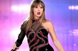 Taylor Swift - nghệ sĩ thu âm còn sống đầu tiên đạt được thành tích này trên Billboard 200