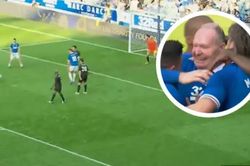 Pha dàn xếp để Paul Gascoigne ghi bàn ở tuổi 55 hài hước đến trọng tài cũng phải bật cười