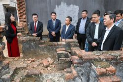 Đoàn công tác Báo Nhân Dân dâng hương tại Đền thờ Bác Hồ và thăm Khu di tích Nhà tù Sơn La