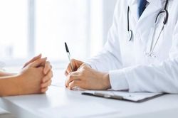 Coi thường đốm trắng trên lưỡi, người đàn ông mắc ung thư