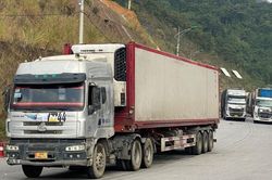 Xe hàng lên nhiều, tiềm ẩn nguy cơ ùn ứ tại cửa khẩu
