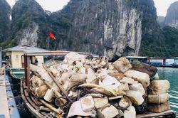 Mỗi ngày vớt hàng tấn rác trên vịnh Hạ Long