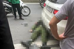 Bị nhắc đỗ ô tô không đúng, tài xế nhấn ga tông gục bảo vệ