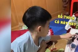 'Cười xỉu' khoảnh khắc bé trai nhìn ảnh cưới của bố mẹ rồi nũng nịu: Con không thích cô này