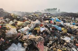 Dân 2 tỉnh 'ngộp thở' vì bãi rác ở xã nông thôn mới chất cao như núi
