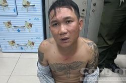 Vợ bị giật dây chuyền, chồng 'tung cước' đạp ngã xe 2 thủ phạm