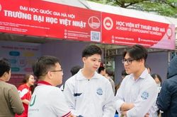 Teen THPT chuyên Thái Bình háo hức tham gia ngày hội tư vấn tuyển sinh bất chấp trời mưa