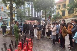 Những người lính cứu hỏa tận tình huớng dẫn cách xử lý hỏa hoạn
