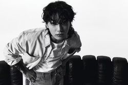 Báo Anh: 'Ngôi sao Jungkook BTS lộ cơ bụng như tượng tạc trước khi nhập ngũ'
