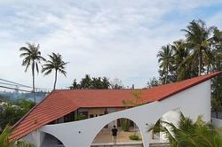 Kì lạ ngôi nhà nhìn như dải lụa trong gió