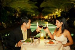 Làm gì để có thể hẹn hò và kết hôn với người giàu có?