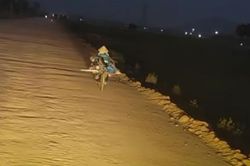 Thấy 'dáng mẹ' mệt nhọc đạp xe trên con đường đất lúc trời nhá nhem tối, tài xế có việc làm gây xúc động