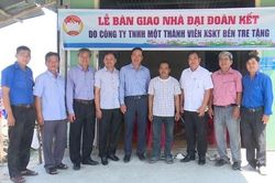 Bàn giao 13 căn nhà 'Đại đoàn kết', 'Mái ấm Công đoàn' cho người dân gặp khó khăn về nhà ở
