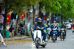 Du khách thăm quan Hà Nội trong tiết lạnh cuối mùa