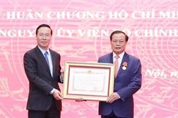 Trao tặng Nguyên Bí thư Thành ủy Hà Nội Phạm Quang Nghị Huân chương Hồ Chí Minh