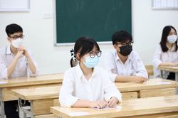 Tỷ lệ tuyển sinh vào lớp 10 trường công thấp kỷ lục, phụ huynh như ngồi trên đống lửa