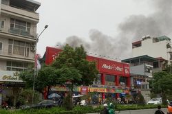 Cảnh sát kịp thời cứu 3 người mắc kẹt trong đám cháy