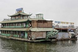 Kinh doanh trên mặt nước Hồ Tây: Người dân có đồng tình?