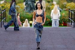 Váy denim dáng dài nói gì về nền kinh tế