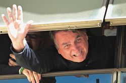 Ông Bolsonaro trở lại Brazil trong tiếng hò reo 'huyền thoại'