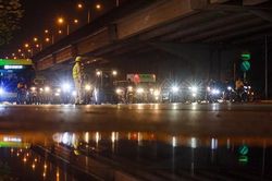 Tài xế chở xe quá tải, cố thủ hơn 1 giờ trên xe để 'câu giờ'