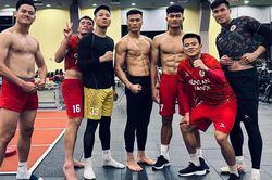 Thủ môn Bùi Tiến Dũng lộ body 8 múi săn chắc, thi đấu xuống phong độ nhưng ngoại hình vẫn đỉnh cao như năm nào