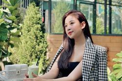 Vợ đăng ảnh xinh xắn, Phan Văn Đức phớt lờ, đi khen 'buồng chuối'