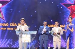 Văn Khang được Hoa hậu liên lục địa trao giải thưởng Cống hiến 2023
