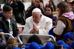 Giáo hoàng Francis nhập viện vì khó thở