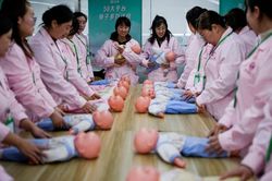 Chị em đua nhau đi học làm bảo mẫu vì mức lương hấp dẫn