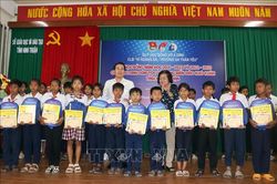 Trao 150 suất học bổng Vừ A Dính tặng học sinh nghèo Ninh Thuận