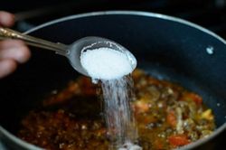 Lỡ tay nấu mặn phải làm sao: Đừng thêm nước, thả thứ này vào nồi khắc phục tức thì, món ăn càng tròn vị