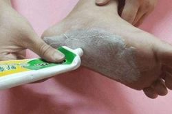 Bôi kem đánh răng vào kẽ chân, tưởng phí phạm mà lại có tác dụng diệu kỳ