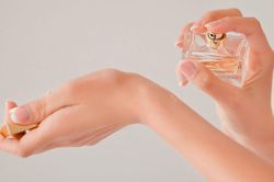 Cách giữ nước hoa thơm lâu trên cơ thể trong mùa nắng nóng