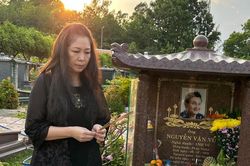 Xúc động khoảnh khắc NSND Hồng Vân thăm mộ cố nghệ sĩ Anh Vũ