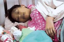 Bé gái 13 tuổi vừa sinh con xong, gia đình đã có ý định bỏ