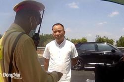 Điều tra tài xế ô tô vi phạm tốc độ xuất trình thẻ nhà báo và giấy phép lái xe giả