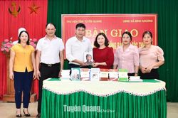 Bàn giao 9 tủ sách cộng đồng cho các xã vùng đồng bào DTTS