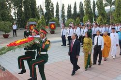 Lãnh đạo tỉnh Khánh Hòa viếng Nghĩa trang liệt sĩ Hòn Dung
