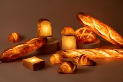 Bánh mì phát sáng giá 100 USD ở Nhật Bản