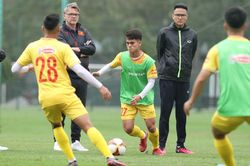 HLV Trần Công Minh: 'Đừng so sánh, tạo áp lực cho cầu thủ U23 Việt Nam'