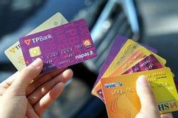 Việc phát hành và sử dụng thẻ ngân hàng phải được lập thành hợp đồng