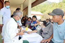 Khám bệnh, tặng quà nhân dân Lào nhân dịp Tết cổ truyền Bunpimay