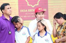 MC Quyền Linh bật khóc nhắc về tuổi thơ cơ cực, từng bỏ học để nhường em đến lớp