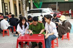 Công an Thanh Hóa xuyên đêm cấp CCCD cho học sinh dự thi TN