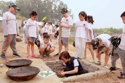 Học sinh hào hứng với trải nghiệm tại trạm quân đội