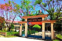 18 học sinh lớp 5 nhập viện sau khi uống trà sữa, ăn trái cây lắc